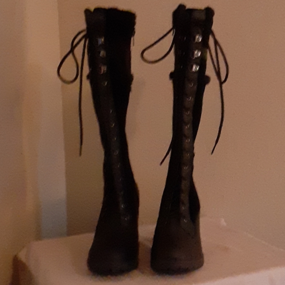 Pretty Victorian Style Lace Up Black Boots.